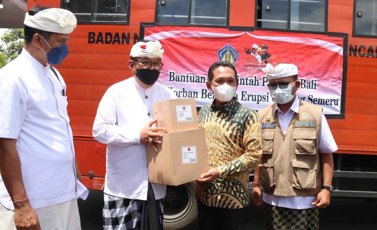 podiumnews.com-Pemprov Bali Serahkan Bantuan untuk Korban Erupsi Semeru